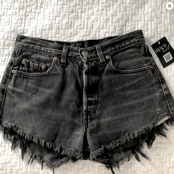 Vintage Levi Jean Shorts - Picture 4 of 7